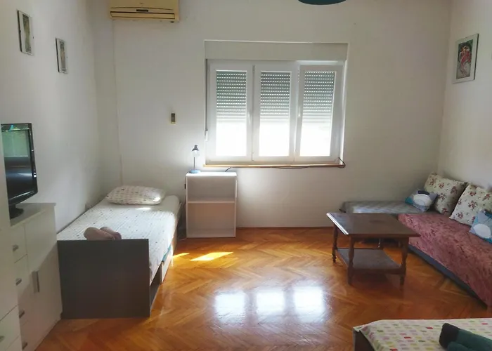 Alenka Apartamento Murter