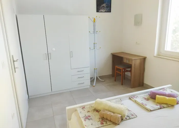 Alenka Apartamento Murter