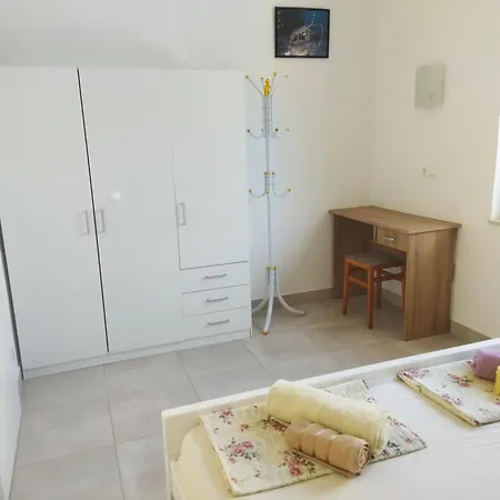 Alenka דירה מורטר